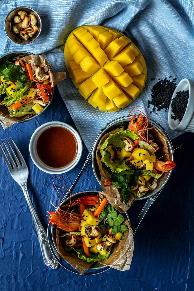 salatka z krewetkami, mango i orzechami nerkowca pion