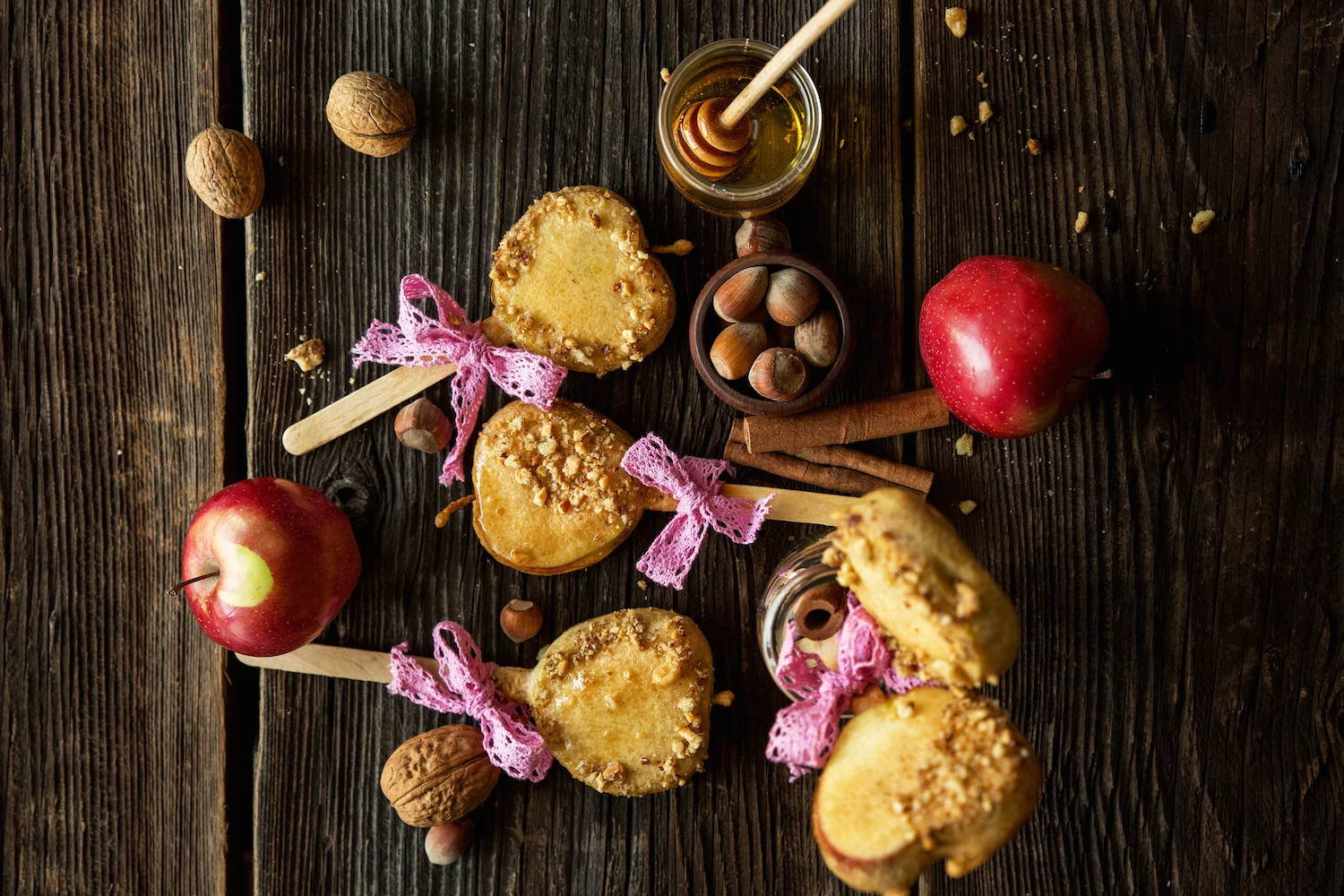 JABŁKA W BEZGLUTENOWYM CIEŚCIE NALEŚNIKOWYM Z ORZECHAMI I CYNAMONEM 4