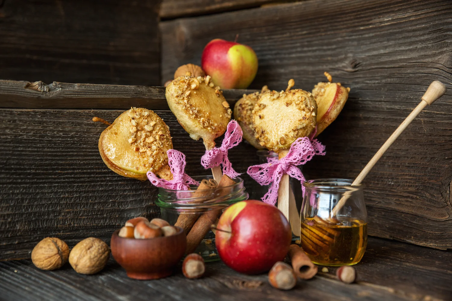 JABŁKA W BEZGLUTENOWYM CIEŚCIE NALEŚNIKOWYM Z ORZECHAMI I CYNAMONEM 2