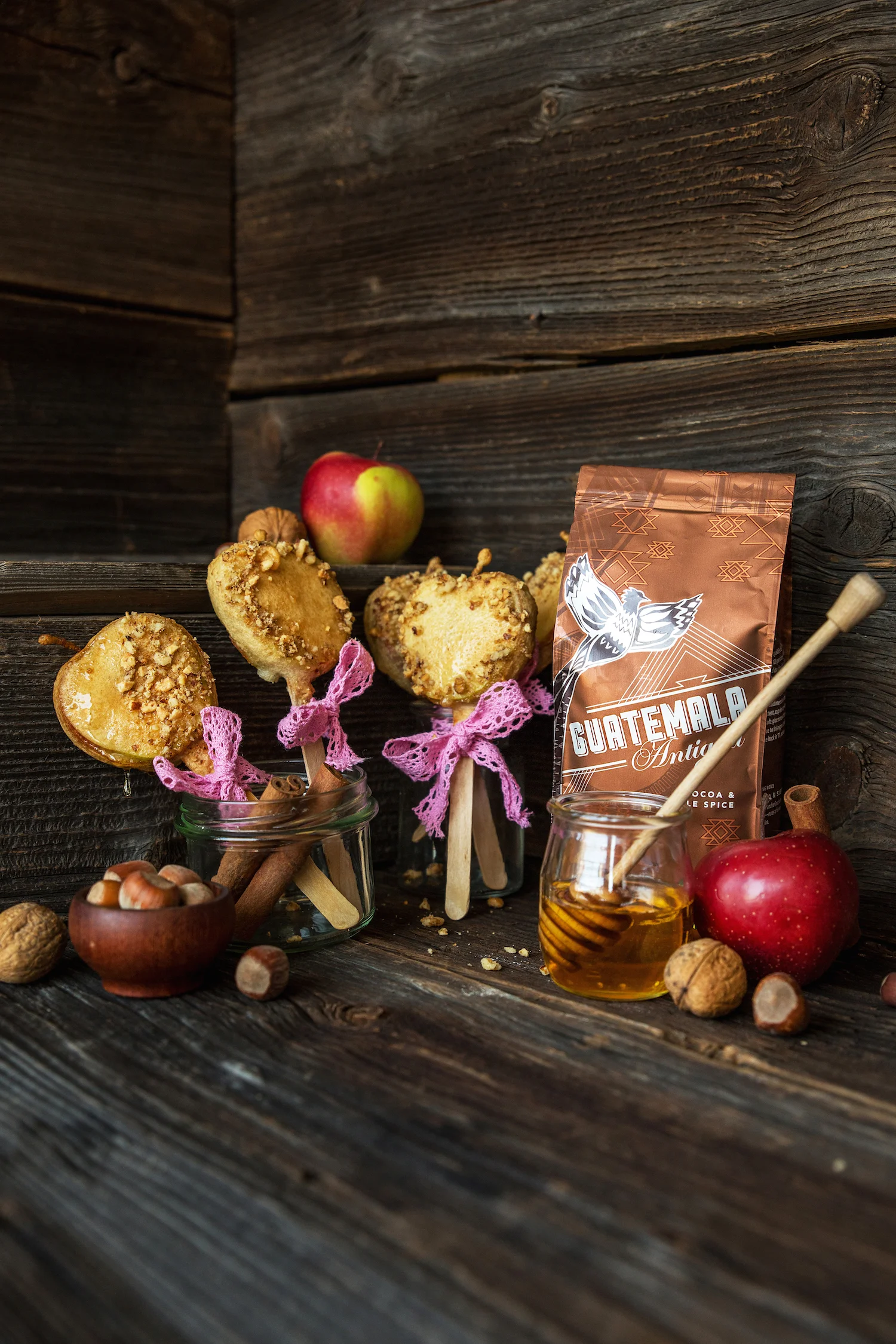 JABŁKA W BEZGLUTENOWYM CIEŚCIE NALEŚNIKOWYM Z ORZECHAMI I CYNAMONEM 1