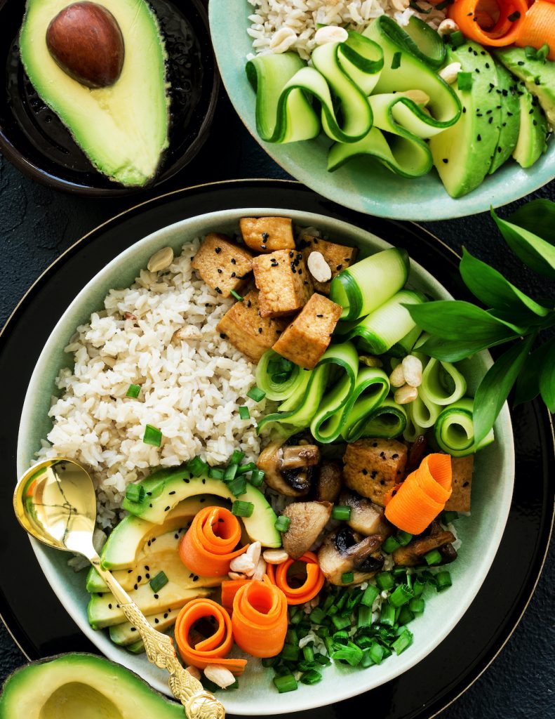 buddha bowl- tofu, awokado, marchewka, ogórek, pieczarki
