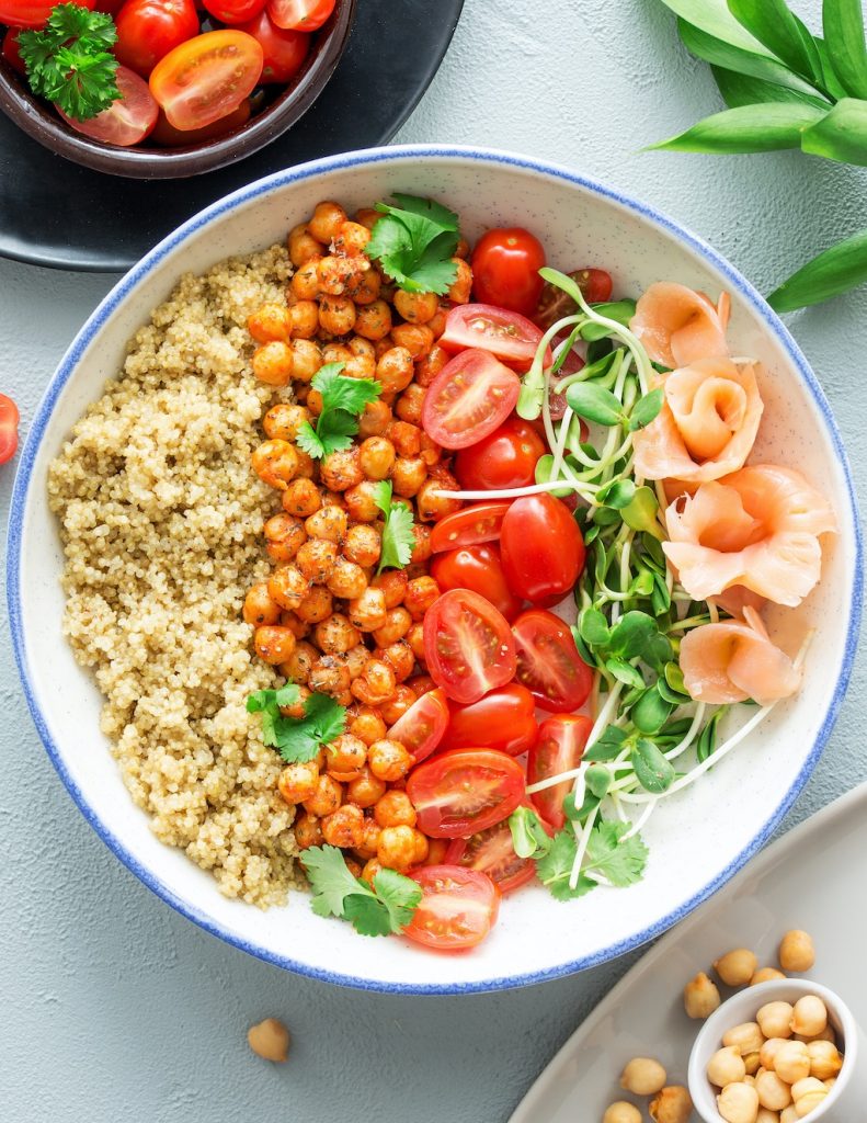 BOWL Z KOMOSĄ RYŻOWĄ, CIECIERZYCĄ I WĘDZONYM ŁOSOSIEM