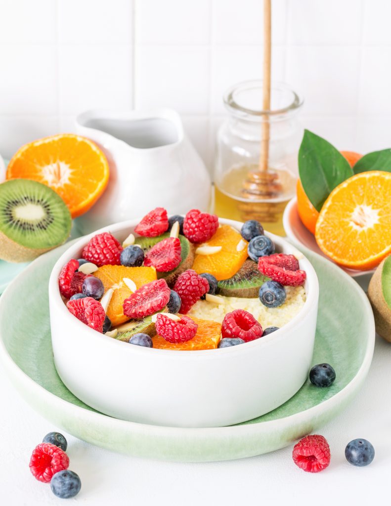 Bowl kokosowy z borówkami, kiwi, migdałami i malinami
