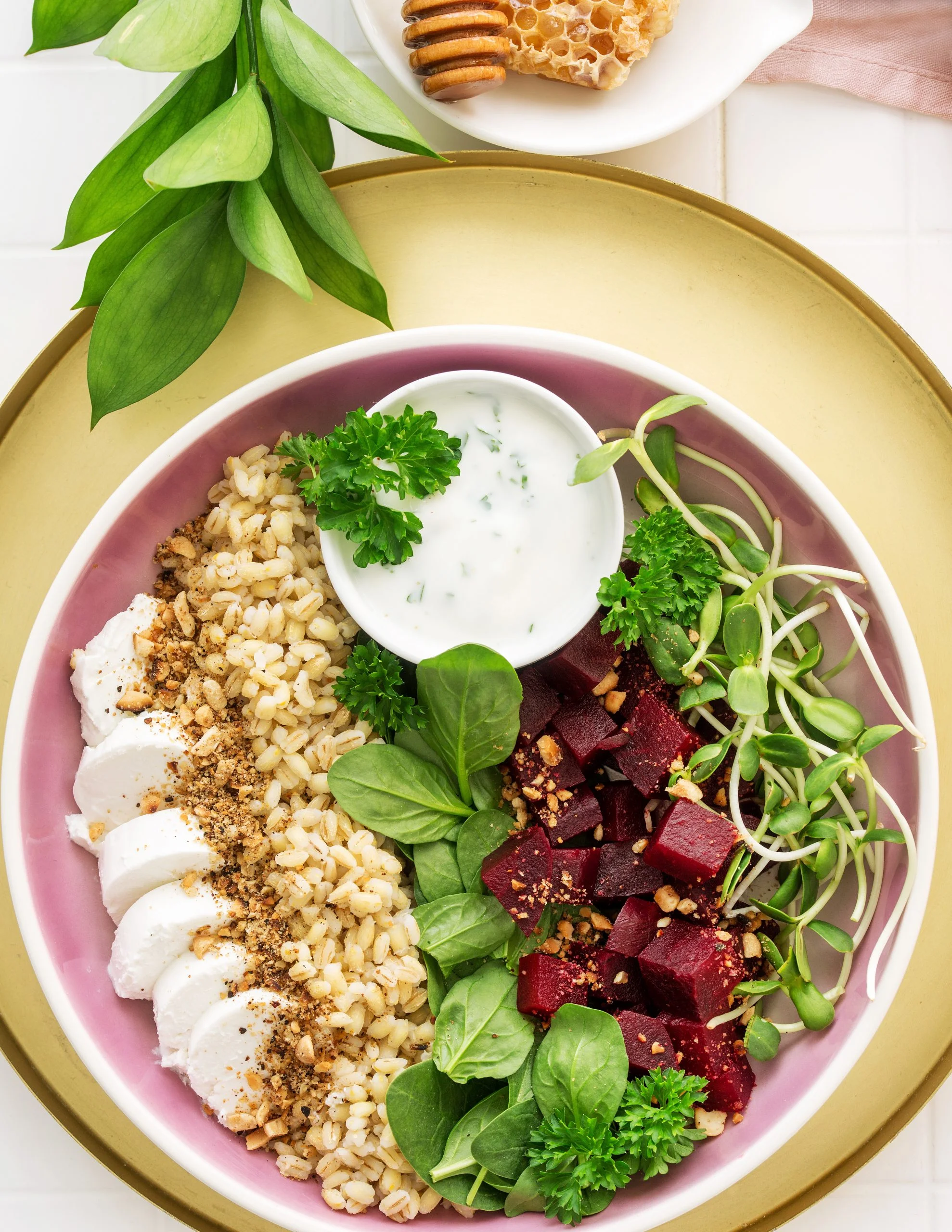 Bowl-zpeiczonym-burakiem-peczakiem-szpinakiem-kozim-serem-i-orzechami
