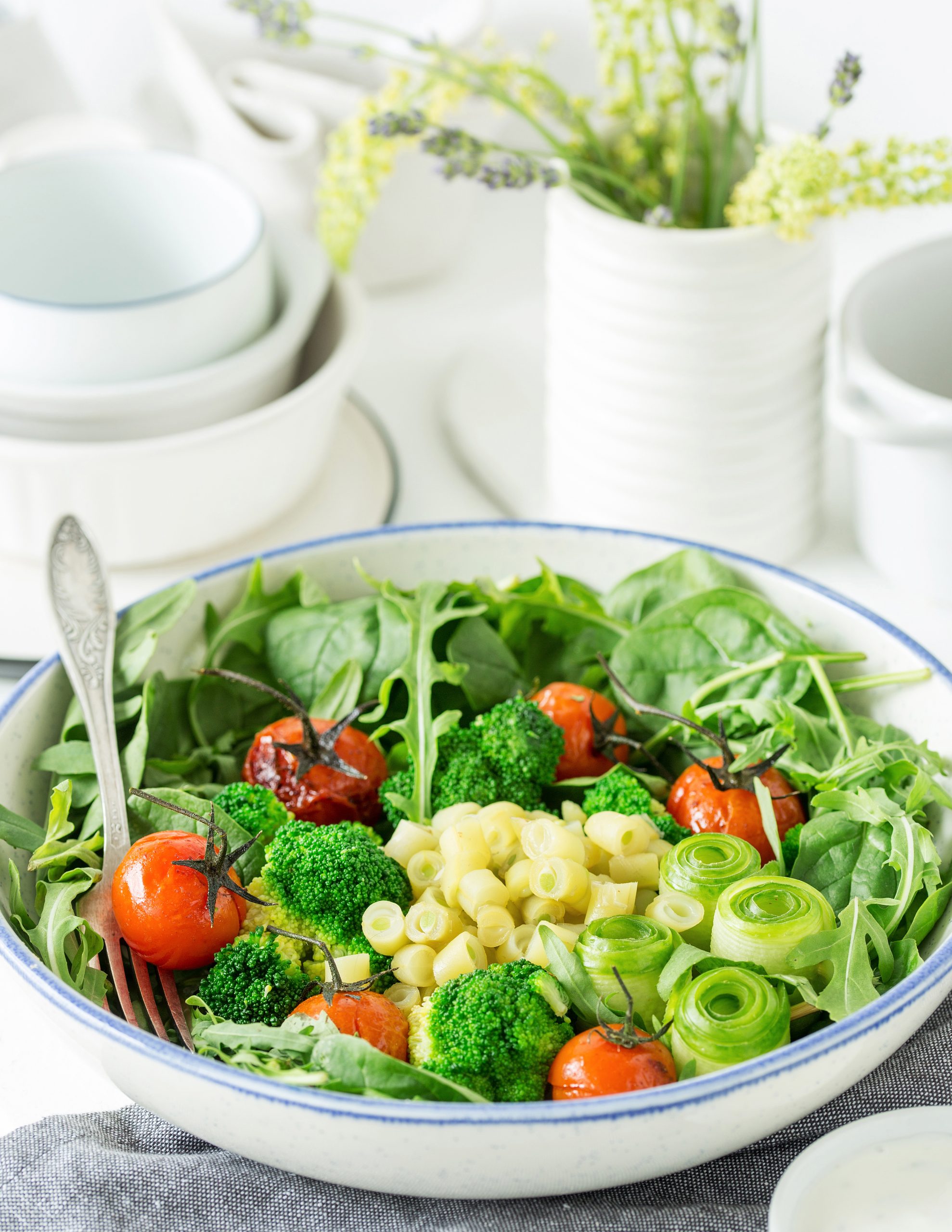 Salatka-warzywna-z-brokulami-fasolka-szparagowa-i-pieczonymi-pomidorami-PION