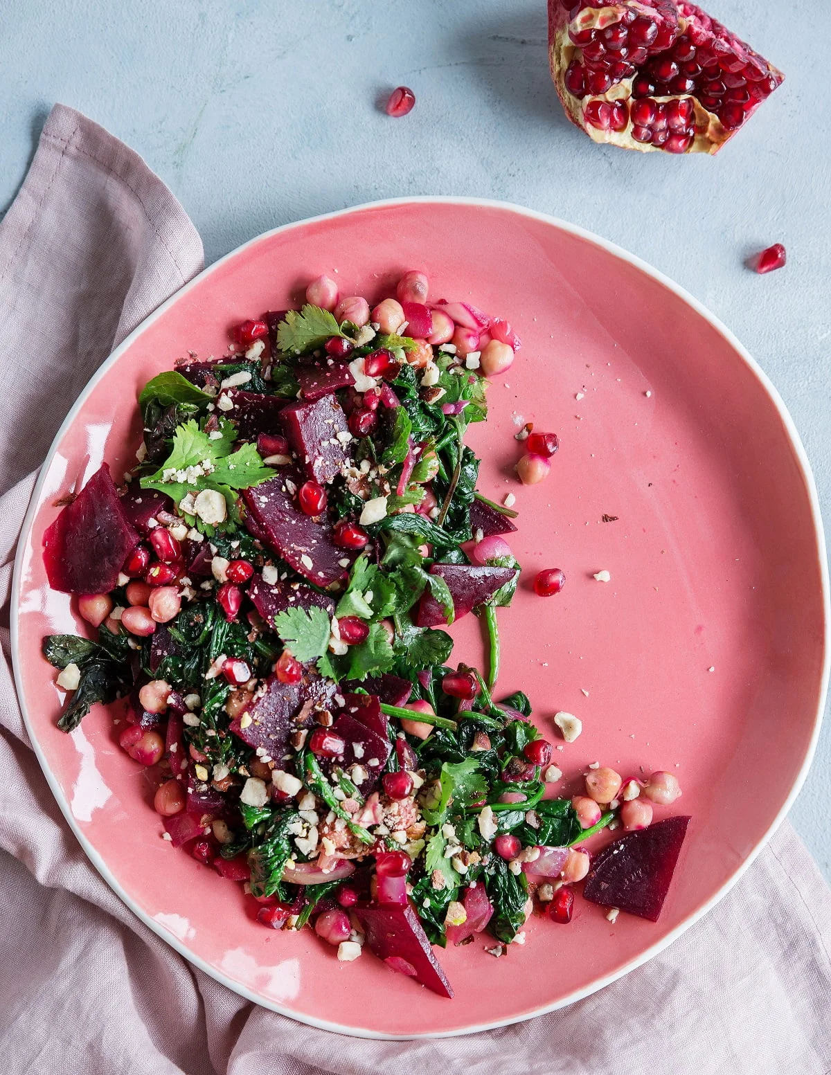 SAŁATKA Z CIECIERZYCĄ, BURAKIEM  I ORZECHAMI LASKOWYMI